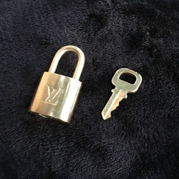 AUTHENTIC Near Mint Louis Vuitton lock and key. - Picture 9 of 10